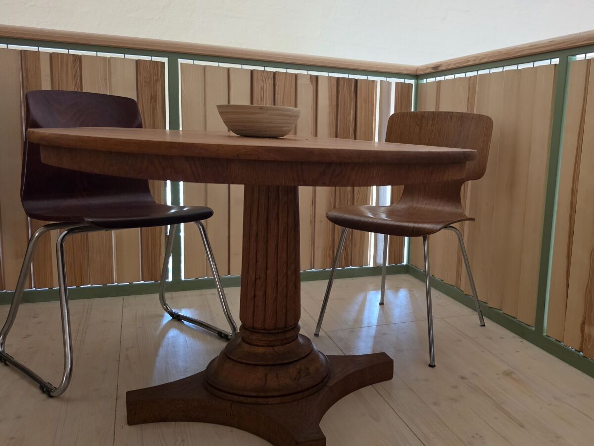 Deko-Ecke mit Biedermeiertisch und Rohrstuhl