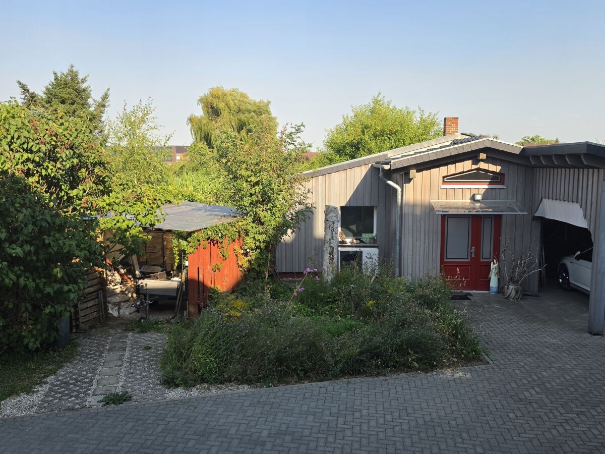 Blick aus dem Fenster der Wohnung in den Innenhof
