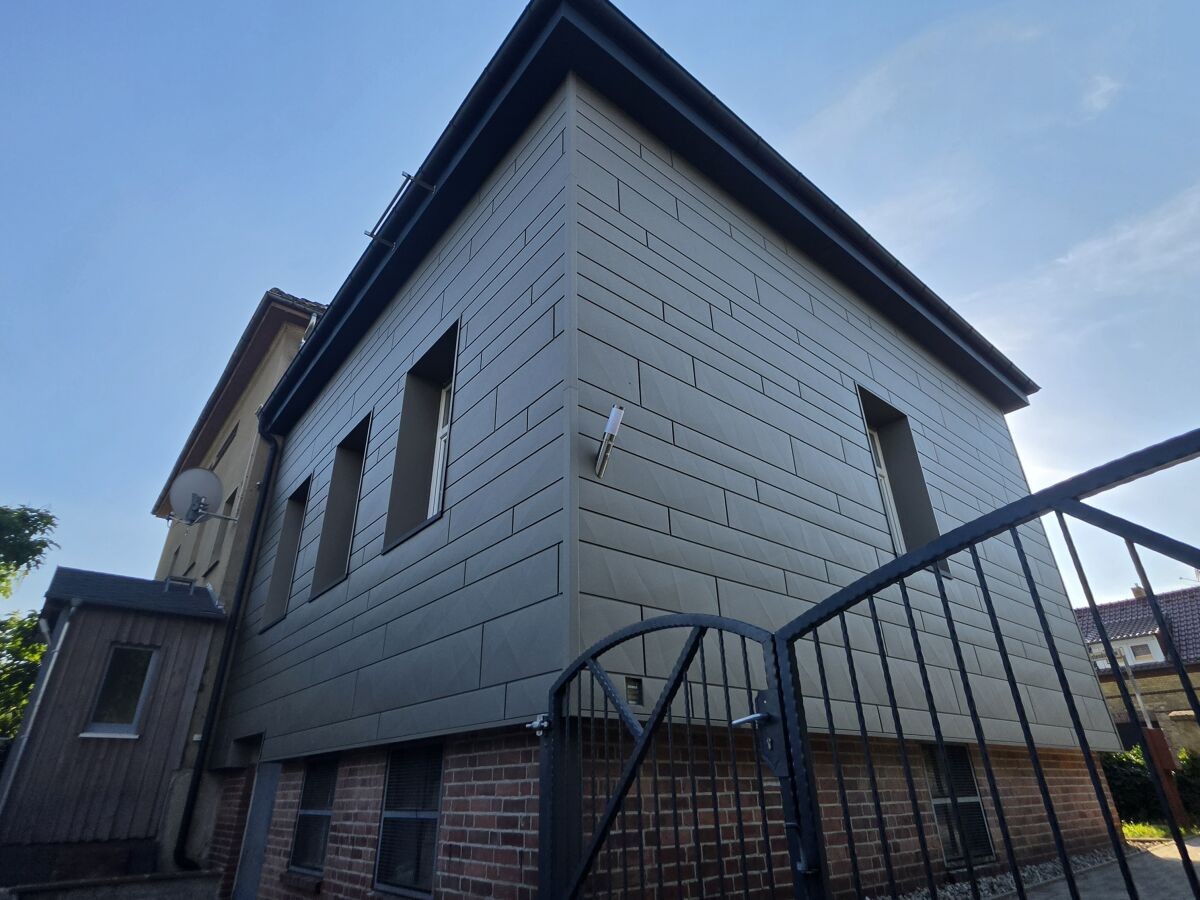 Hofseite des Gebäudes mit Einfahrt