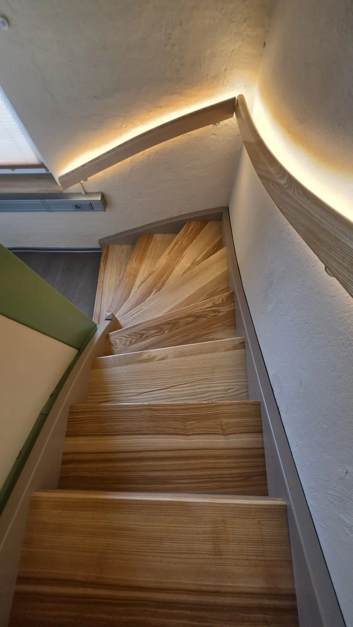 Treppe, die vom Wohnbereich zur Schlafgalerie hinaufführt