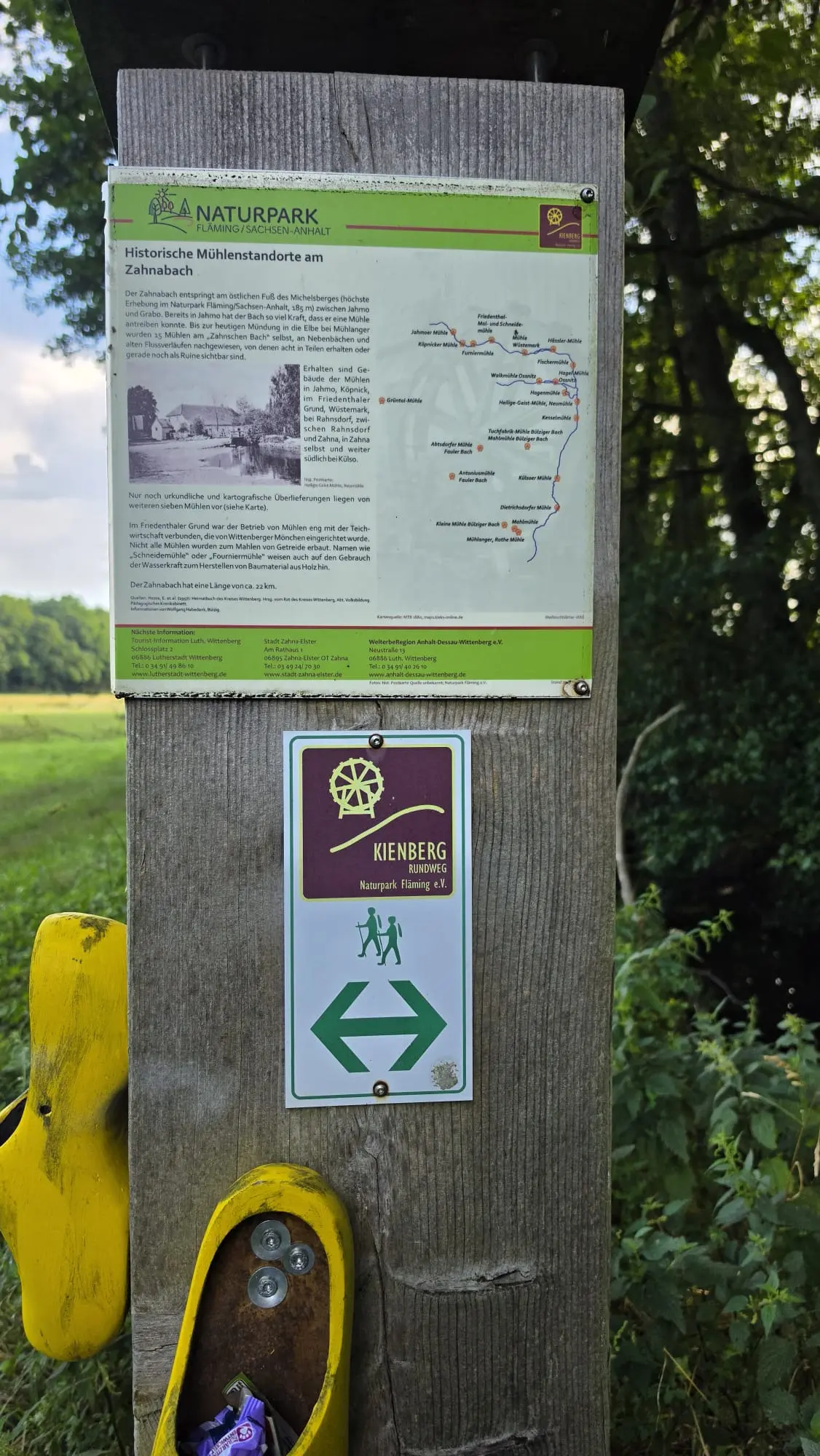 Infotafel des Naturparks Fläming zum Kienberg Rundweg und den historischen Mühlenstandorten am Zahnabach