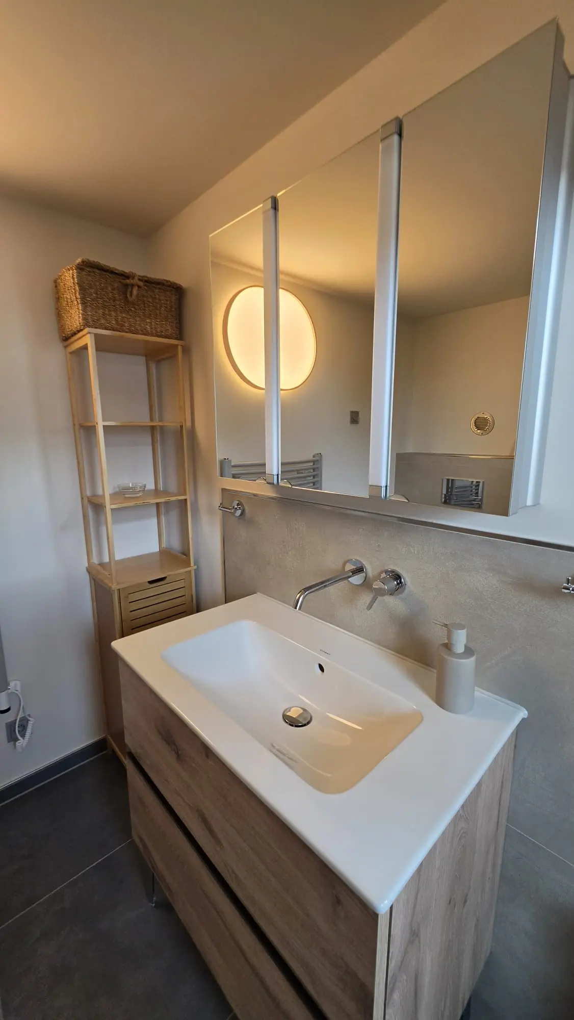 Waschplatz im Bad mit Waschtischunterschrank, Spiegelschrank und Regal